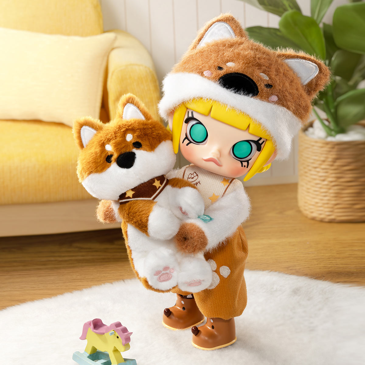 MOLLY Hugging 1/8 Action Figure - POP MART (Thailand)