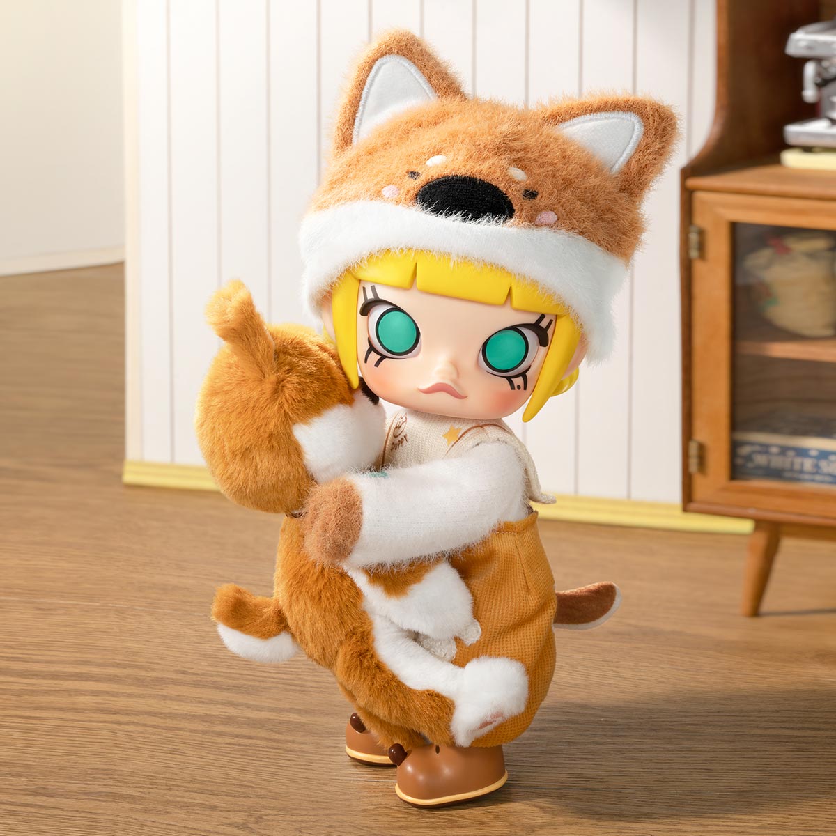 MOLLY Hugging 1/8 Action Figure - POP MART (Thailand)
